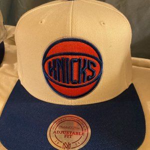 NY KNICKS basketball team hat. Snapback. White and blue.
